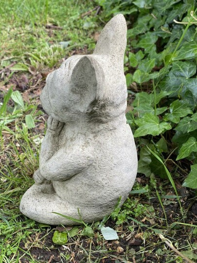 Statue de chien position yoga